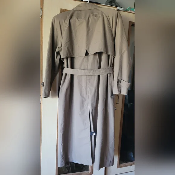 Lovely trench coat. - Picture 3 of 8